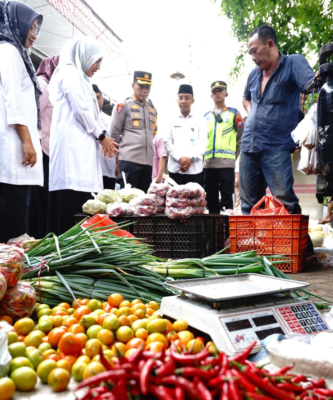 Bupati Ipuk berkunjung ke salah satu pasar tradisional. (Foto: Istimewa)
