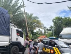 Kabel Listrik Melintang di Jalan Pantura Bungatan Situbondo, Arus Lalu Lintas Tersendat