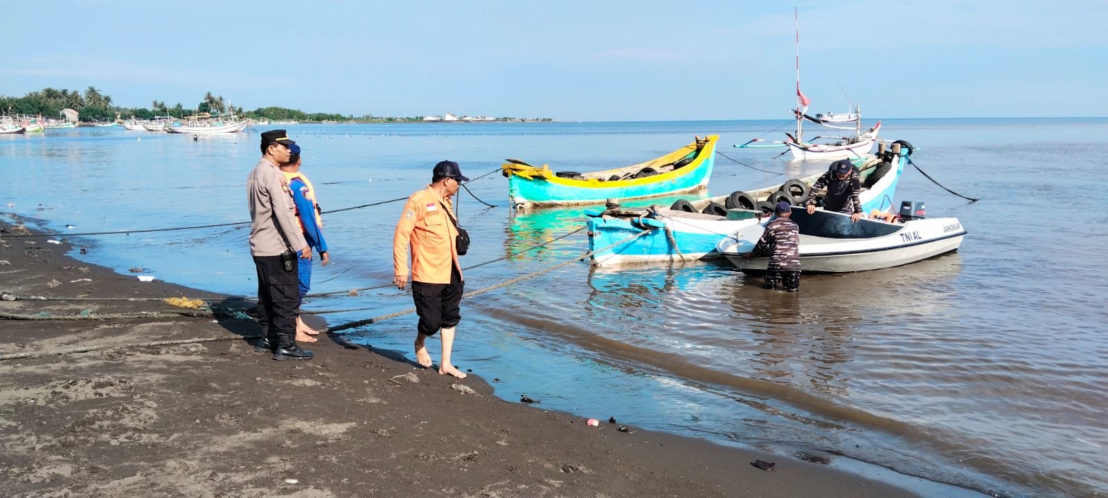 Tim gabungan berada di pelabuhan Jangkar, Kamis (13/3/2025). (Foto: Pusdalops BPBD Situbondo)
