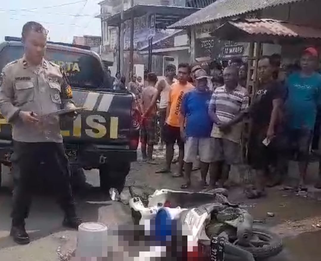 Polisi mengevakuasi korban. (Foto: Tangkapan layar video amatir)