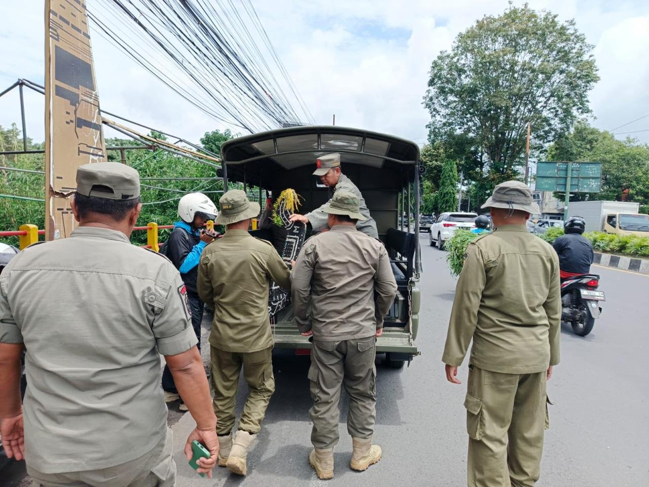 Satpol PP Jember menjaring PMKS yang mengamen di kawasan lampu merah, Rabu (19/3/2025). (Foto: Dokumentasi Satpol PP Jember)