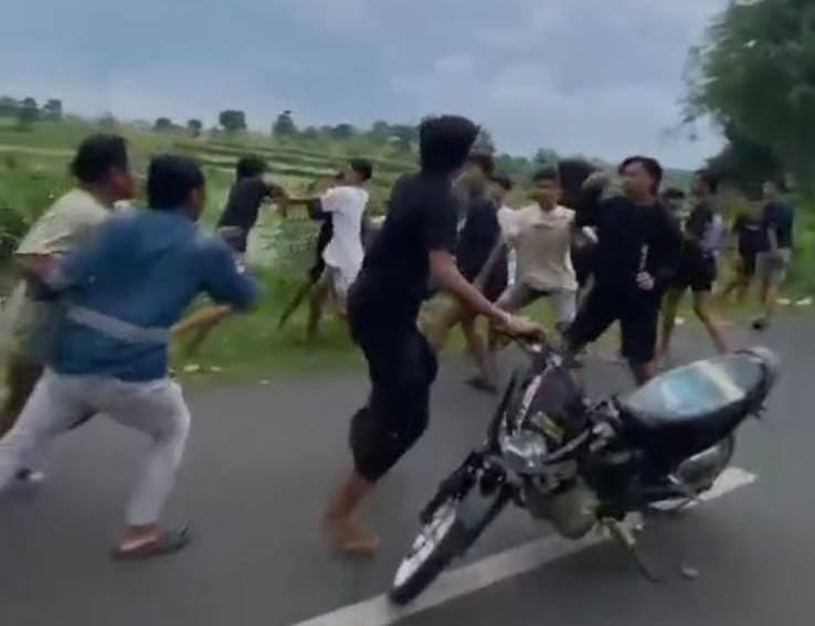 Aksi balap liar berujung baku hantam. (Foto: Tangkapan layar video amatir)