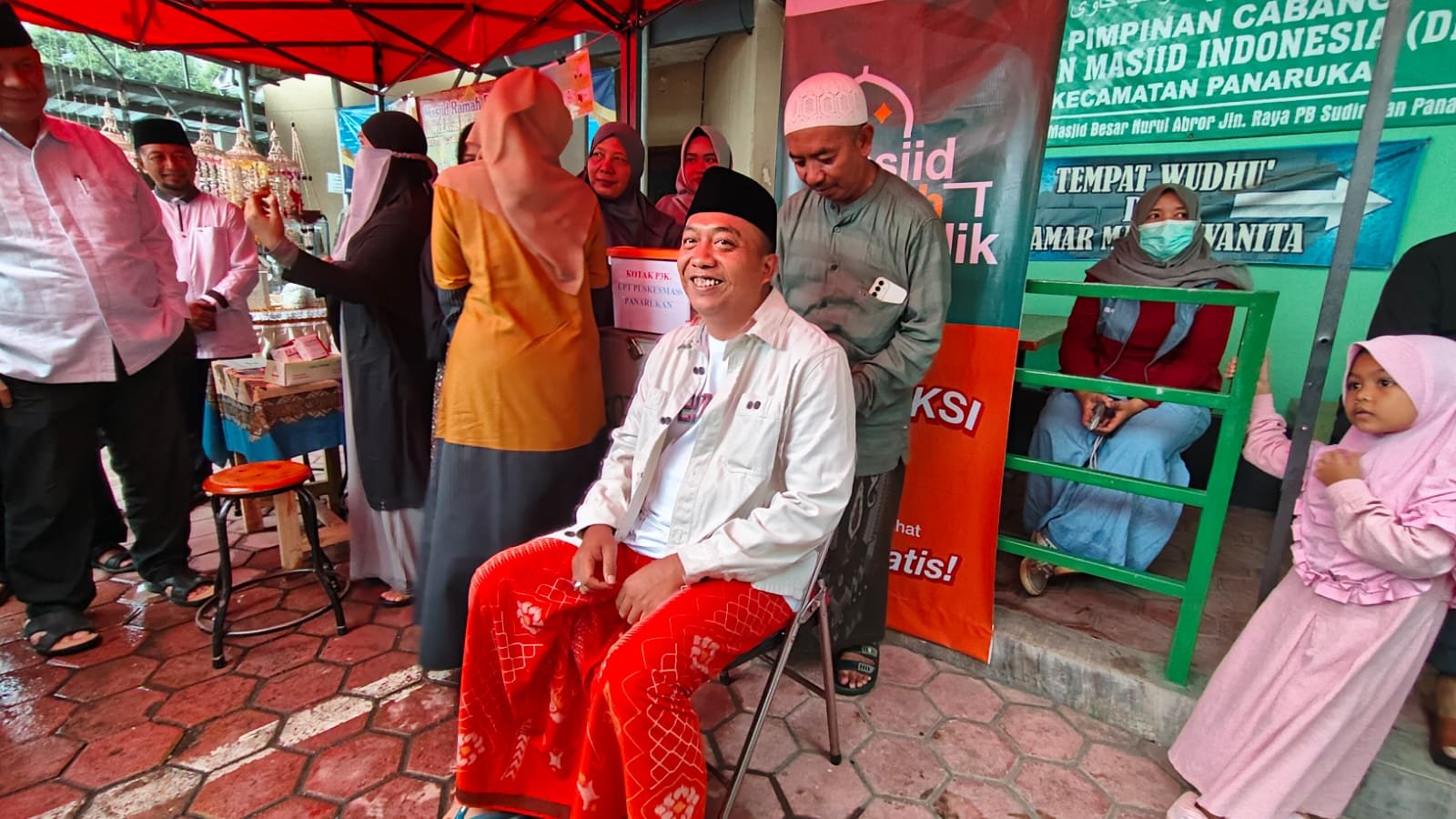Bupati Situbondo saat mencoba pijat refleksi gratis di salah satu masjid ramah pemudik. (Foto: Istimewa)