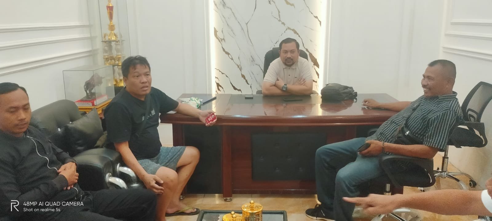 Oknum wartawan abal-abal berbincang di kantor Desa Sukosari sebelum diciduk Polisi, Selasa (25/3/2025). (Foto: A. Mahrus/Istimewa)