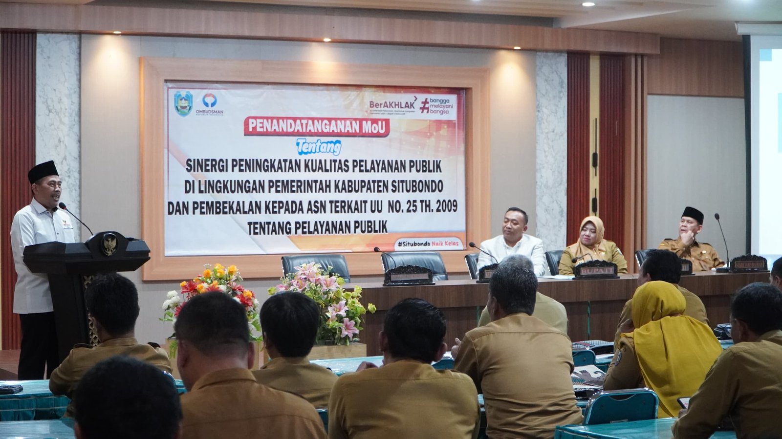 Pemkab Situbondo dan Ombudsman RI melakukan penandatanganan MoU UU No 25 Tahun 2009 tentang Pelayanan Publik. (Foto: Istimewa)
