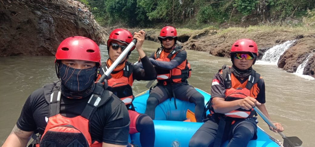 Tim SAR gabungan menyusuri sungai mencari dua korban tenggelam, Rabu (26/3/2025). (Foto: Pusdalops BPBD Jember)