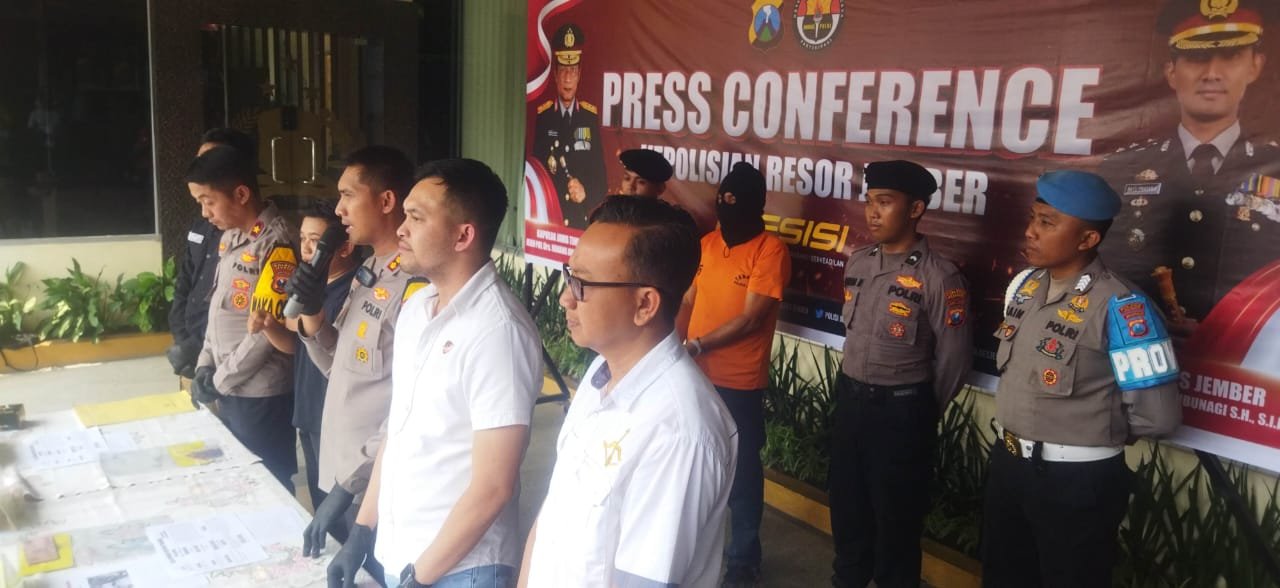 Konferensi pers di Mako Pores Jember: Ungkap kasus dugaan pemerasan oknum LSM berkedok wartawan terhadap Kades Sukosari, Rabu (26/3/2025). (Foto: Istimewa)