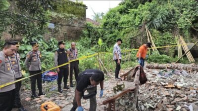 Petugas memasang garis polisi di lokasi kejadian. (Foto: Istimewa)