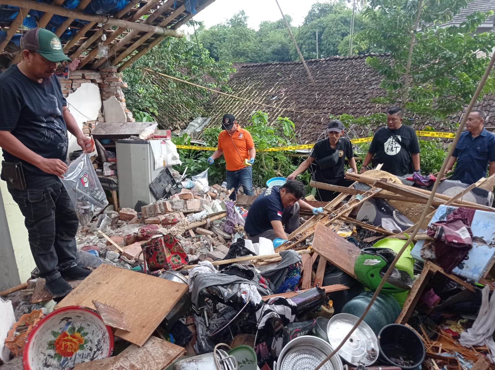 Petugas menemukan bubuk mercon di lokasi kejadian, Sabtu (29/3/2025). (Foto: Istimewa)