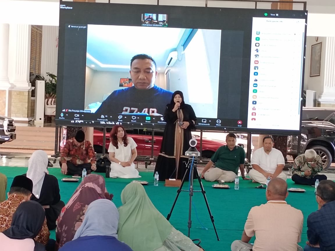 Wabup Situbondo Ulfiyah saat menyampaikan sambutan dalam acara Diaspora Situbondo "Mole Atellas" Sumbang Pikir untuk Situbondo Naik Kelas. (Zainul Hasan/zonaindonesia.co.id)