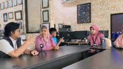 Anggota DPRD Situbondo Janur Sasra Ananda memfasilitasi pertemuan Khalinah dengan pihak SMKN 1 Panji. (Fathur Rozi/zonaindonesia.co.id)