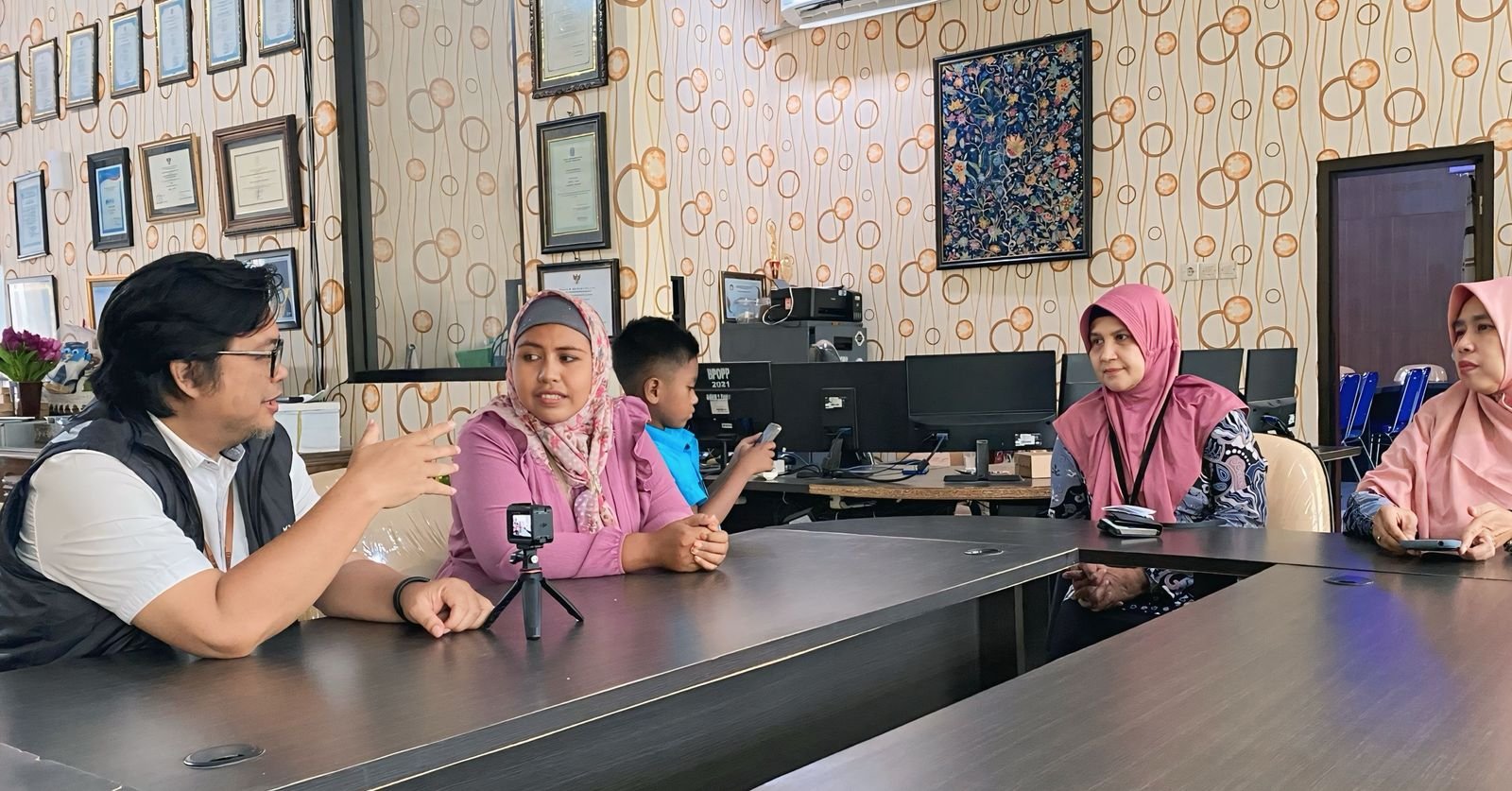 Anggota DPRD Situbondo Janur Sasra Ananda memfasilitasi pertemuan Khalinah dengan pihak SMKN 1 Panji. (Fathur Rozi/zonaindonesia.co.id)