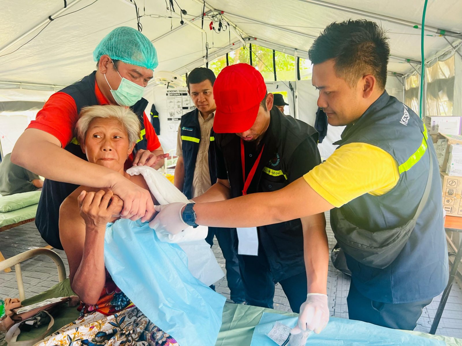 Tim medis TCK–EMT Indonesia mengobati korban gempa di Myanmar. (Foto: Humas Polri)