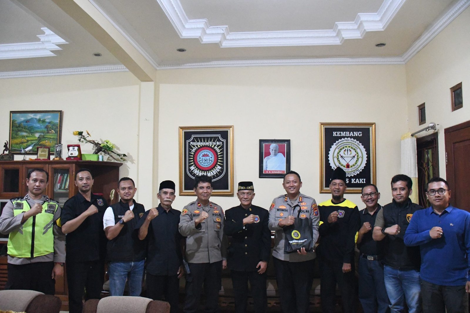 Kapolres Madiun Kota foto bersama pengurus PSHW-TM, Minggu (20/4/2025). (Foto: Humas Polres)