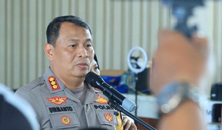 Kombes Pol Dirmanto diwawancarai media, Senin (31/3/2025). (Foto: Humas Polri)