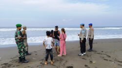 Polisi mengimbau wisatawan tidak mandi si pantai, Selasa (1/4/2025). (Foto: Humas Polres Jember)
