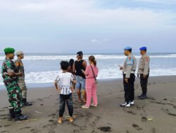 Ombak Pantai Selatan Jember Tinggi, Polisi Imbau Wisatawan Tidak Berenang di Laut