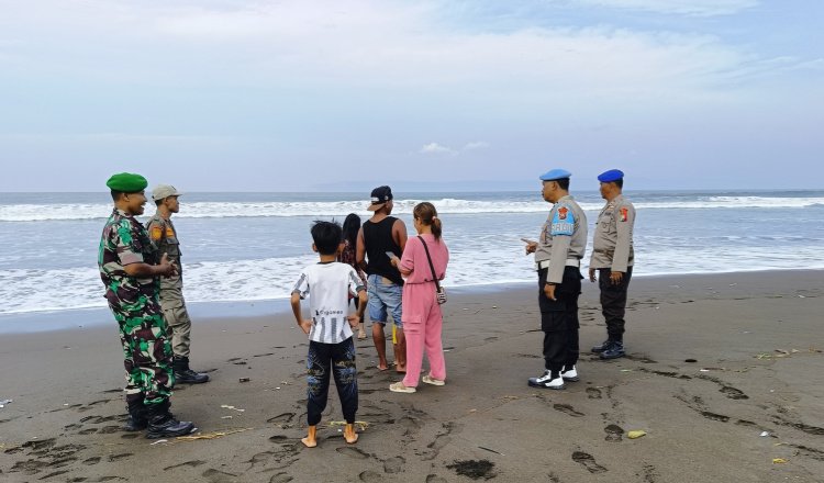 Polisi mengimbau wisatawan tidak mandi si pantai, Selasa (1/4/2025). (Foto: Humas Polres Jember)