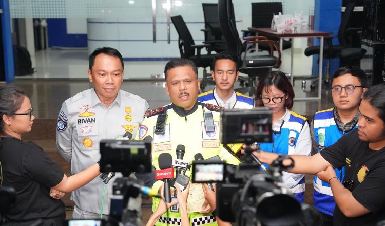 Irjen Pol. Agus Suryonugroho diwawancarai awak media perihal arus mudik, Selasa (1/4/2025). (Foto: Humas Polri)