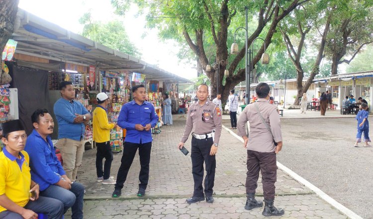 Anggota Polres Pelabuhan Tanjung Perak berjaga di tempat wisata. (Foto: Istimewa)