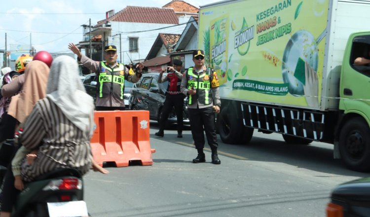 Kapolres Bangkalan mengurai kemacetan arus balik, Sabtu (5/4/2025). (Foto; Humas Polres Bangkalan)