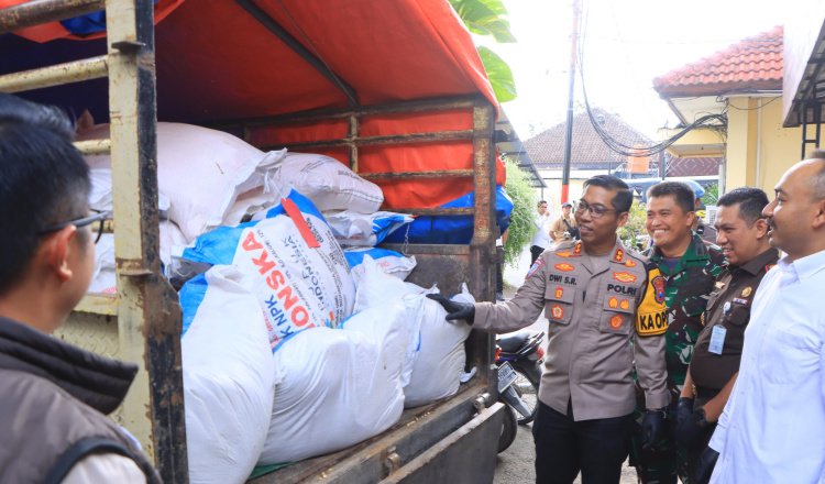 Polres Ngawi mengecek barang bukti pupuk selundupan, Sabtu (5/4/2025). (Foto: Humas Polres Ngawi)