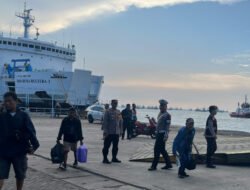 Polisi Terus Siaga di Pelabuhan Tanjung Perak, Optimalkan Pelayanan Arus Balik Jalur Laut