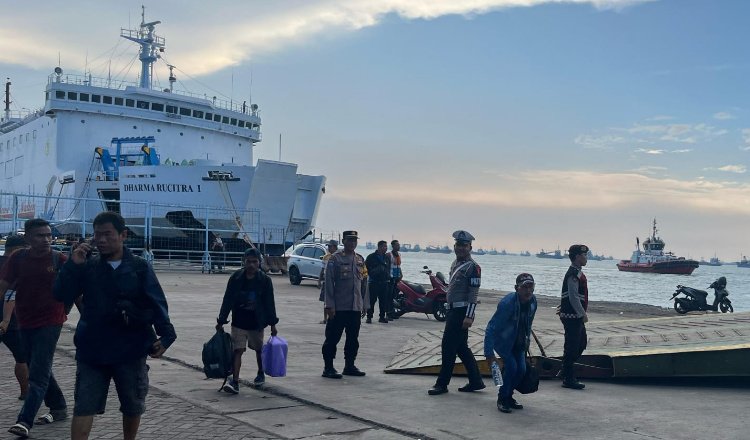 Polisi siaga keamanan di pelabuhan Tanjung Perak. (Foto: Istimewa)