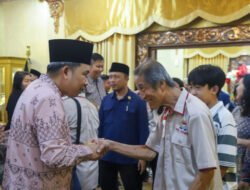 Ratusan Warga Jember Selfie Sepuasnya Bareng Gus Fawait dan Ning Ghyta di Pendopo