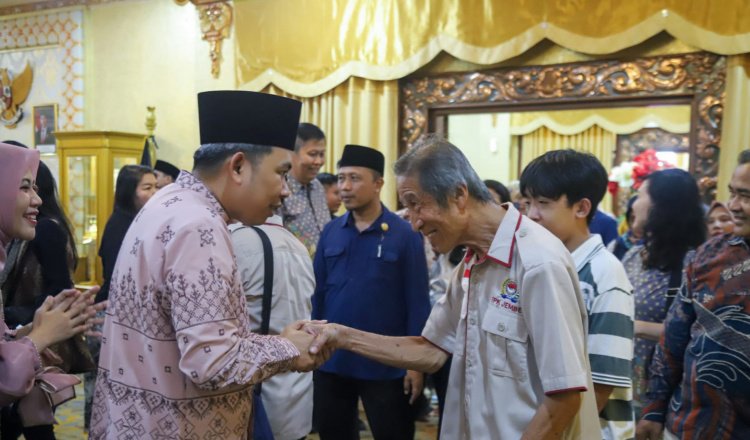 Gus Fawait bersalaman dengan warganya. (Foto: Diskominfo Jember)