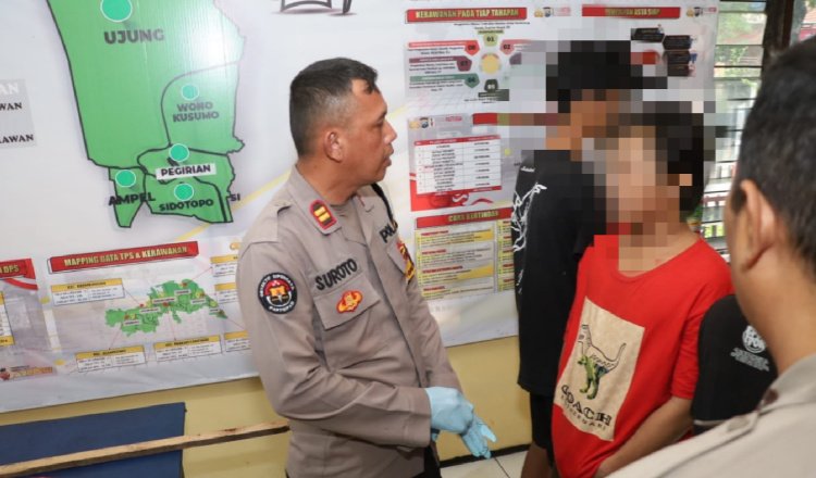 Polisi mewawancarai salah seorang remaja yang ditangkap usai tawuran, Selasa (8/4/2025). (Foto: Istimewa)