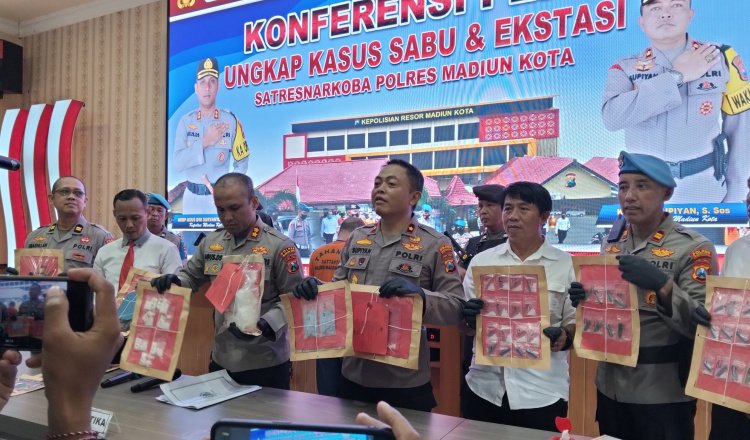 Konferensi pers di Mako Polres Madiun: Ungkap kasus peredaran narkoba. (Foto: Humas Polres)