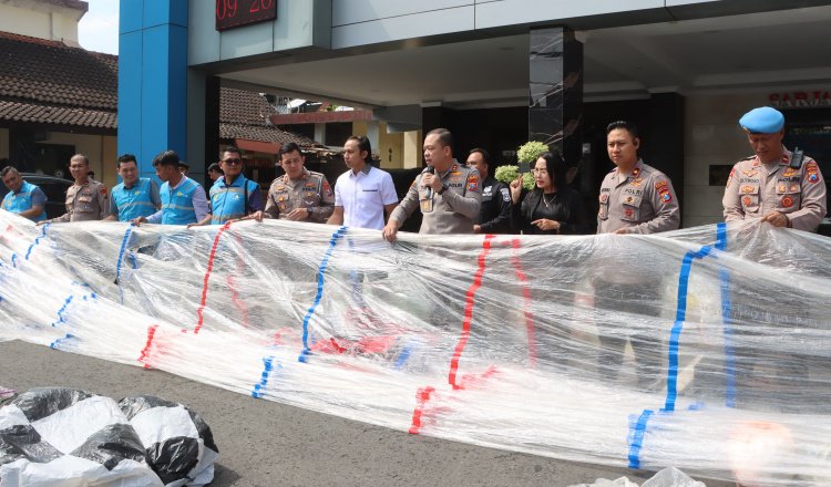 Polisi menunjukkan balon udara yang menjadi barang bukti, Kamis (10/4/2025). (Foto: Humas Polres)
