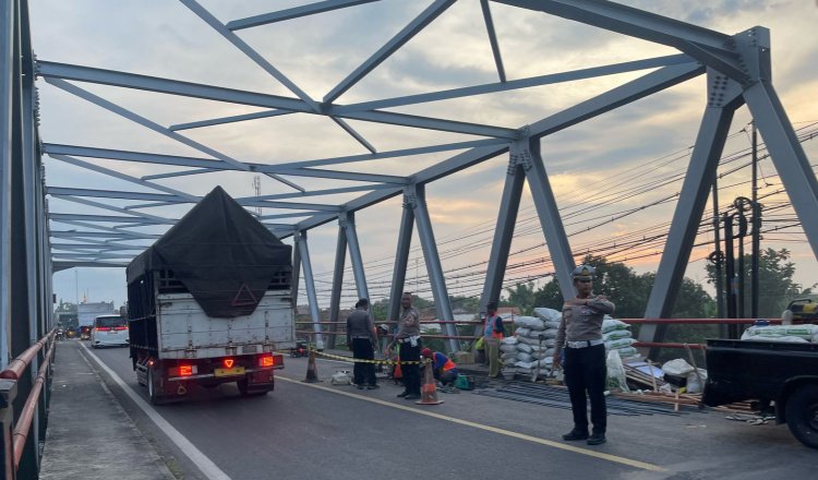 Polisi mengatur lalu lintas kendaraan di jembatan Pajarakan, Senin (14/4/2025). (Foto: Humas Polres)