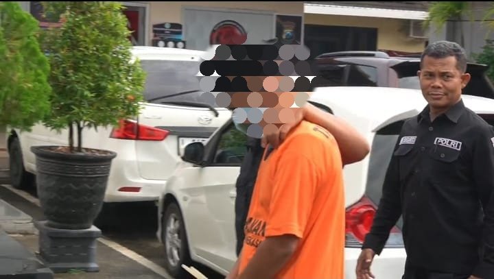 Anggota Polres Pamekasan membawa tersangka dalam konferensi pers, Selasa (15/4/2025). (Foto: Humas Polres)