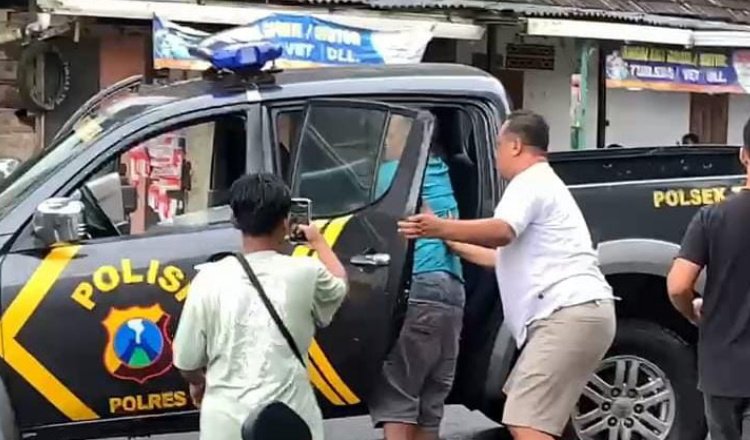 Tersangka dimasukkan ke mobil polisi untuk diproses pebih lanjut. (Foto: Humas Polres)