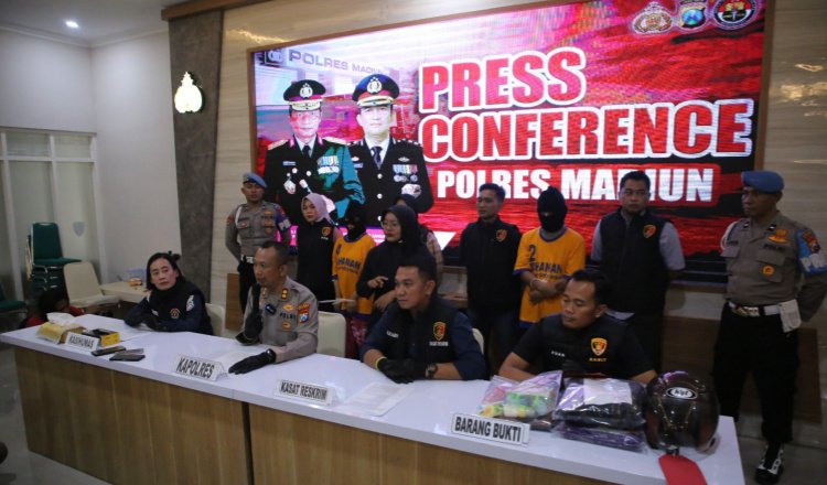 Kedua tersangka mengenakan baju orange dalam konferensi pers di Mako Polres Madiun, Kamis (17/4/2025). (Foto: Humas Polres)