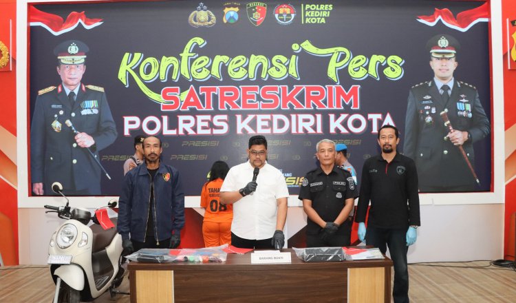Konferensi pers di Mako Polres Kediri Kota: Ungkap kasus pencurian kos residivis, Jumat (18/4/2025). (Foto: Humas Polres)