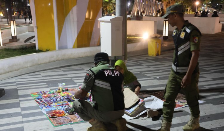 Satpol PP Jember menertibkan pedagang yang berjualan di area terlarang Alun-Alun Jember, Senin (21/4/2025) malam. (Foto: Dokumentasi Satpol PP Jember)
