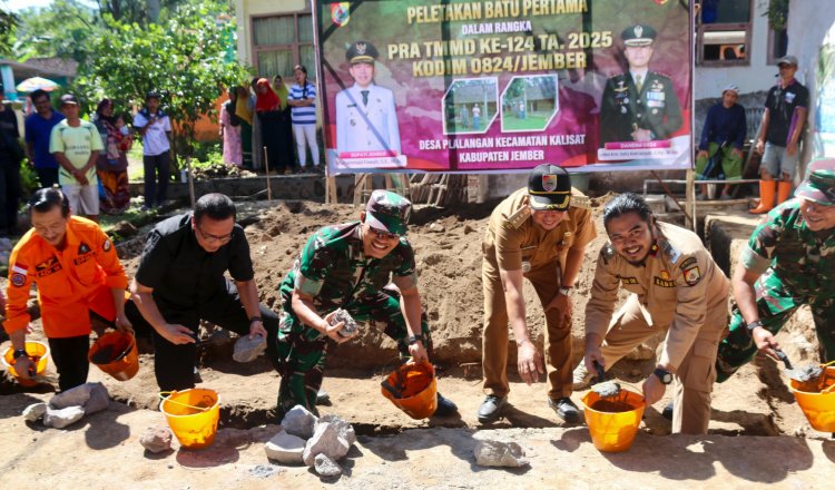 Peletakkan batu pertama Pra TMMD Ke-124 di Desa Plalangan, Jember. (Foto: Diskominfo Jember)