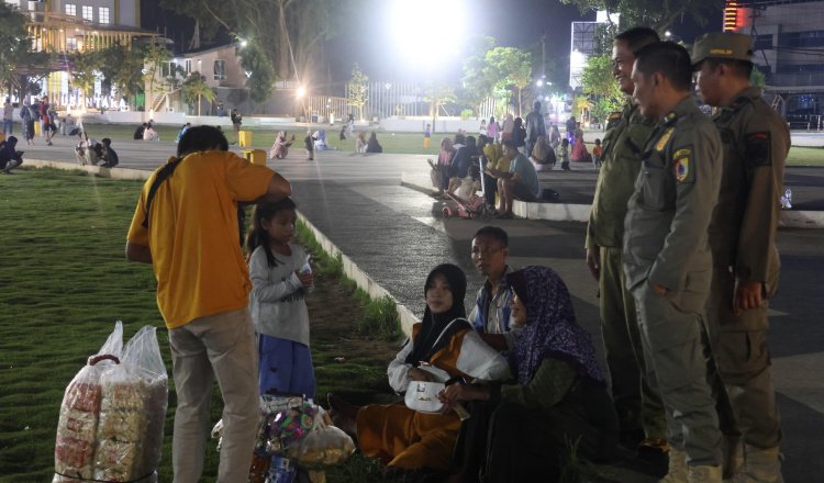 Satpol PP Jember menertibkan PKL yang nekat berjualan di area terlarang kawasan Alun-Alun Kota, Selasa (22/4/2025). (Foto: Dokumentasi Satpol PP Jember)