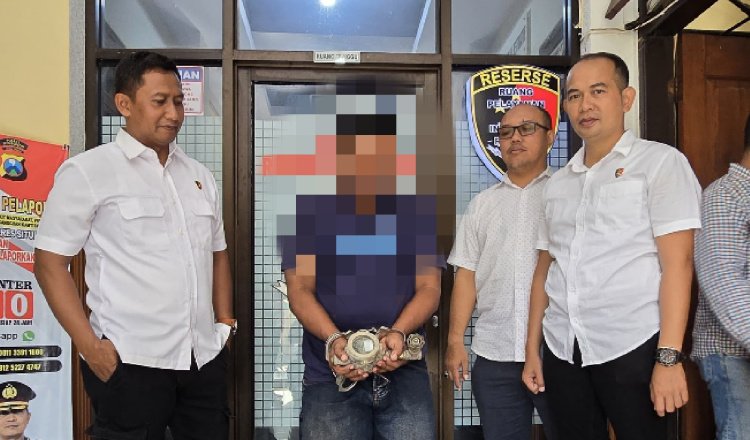 EBH digelandang ke Mapolres Situbondo usai mencuri meteran PDAM di 15 TKP. (Foto: Humas Polres Situbondo)
