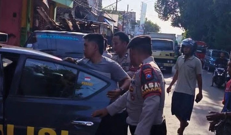 Anggota Polres Situbondo mengamankan terduga pelaku pencurian barang di jok motor, Rabu (23/4/2025). (Foto: Humas Polres Situbondo)