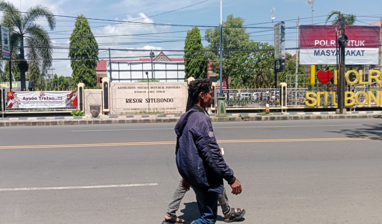 Warga berjalan di depan Mapolres Situbondo. (Foto: Fathur Rozi/Zona Indonesia)