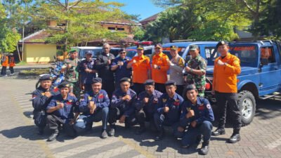 Personel Baret Rescue NasDem Jember foto bersama BPBD Jember, Sabtu (26/4/2025). (Foto: Teamwork)