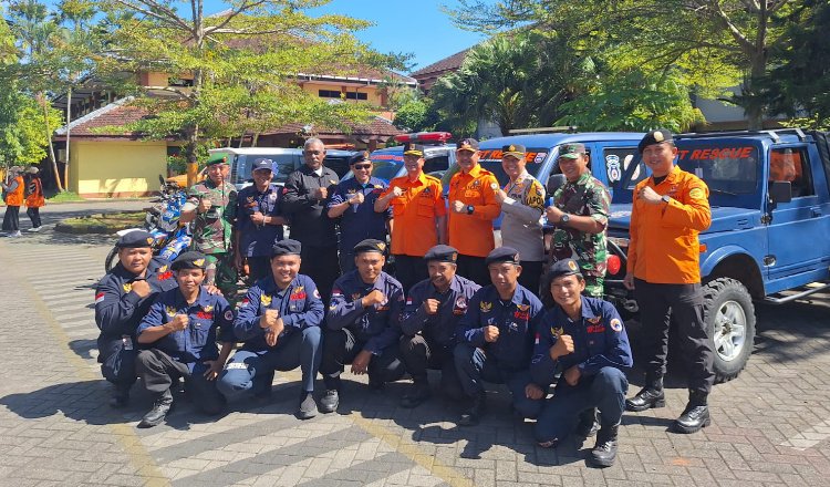 Personel Baret Rescue NasDem Jember foto bersama BPBD Jember, Sabtu (26/4/2025). (Foto: Teamwork)