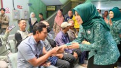 Ning Ghyta berjabat tangan dengan peserta vasektomi, Sabtu (26/4/2025). (Foto: Diskominfo Jember for zonaindonesia.co.id)