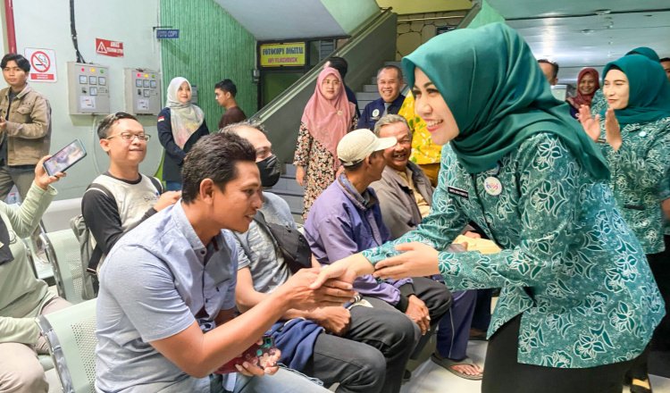 Ning Ghyta berjabat tangan dengan peserta vasektomi, Sabtu (26/4/2025). (Foto: Diskominfo Jember for zonaindonesia.co.id)