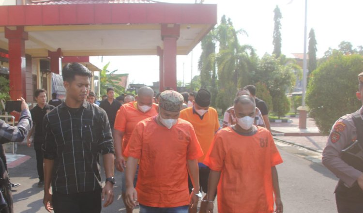Tersangka pengedar narkoba mengenakan baju tahanan menuju ruang konferensi pers di Mapolres Probolinggo, Jumat (25/4/2025). (Foto: Humas Polres)