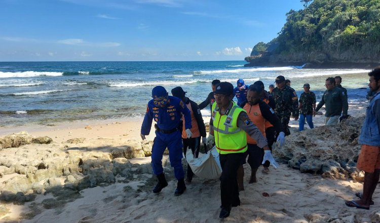 Tim SAR gabungan membawa jenazah korban Laka Laut, Sabtu (26/4/2025). (Foto: Humas Polres)